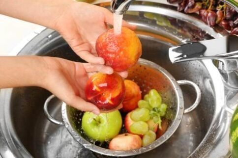 washing fruits to prevent parasites from appearing in the body
